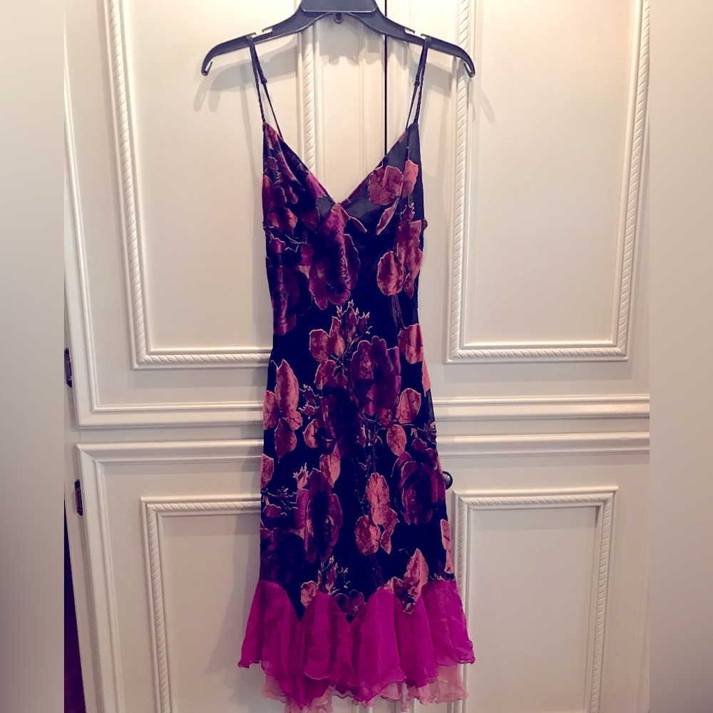 GUC on this much loved floral, knee length evening dress made of rayon and silk.